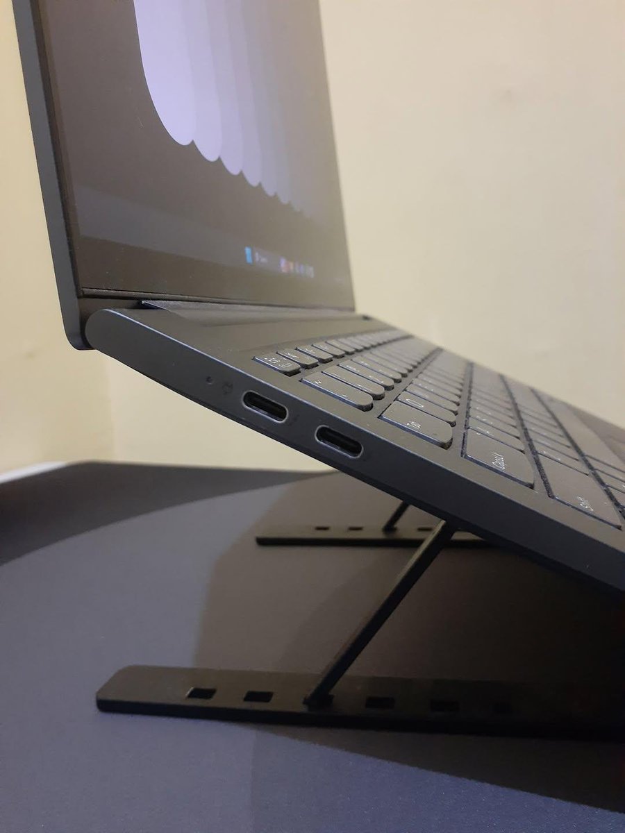 Hasjmiarif's tweet photo. 🙏Sungkem sama yang temukan ini alat. Ya, USB Hub.

Bayangkan ya, laptop sy ini cuma ada 2 port type c di kiri sedangkan di kanan ada satu usb type a dan audio jack. Gara-gara ada alat ini, sy jadi bisa pakai beberapa perangkat eksternal secara bersamaan.

Ada yg mengalami juga? https://t.co/adJymIlJNg