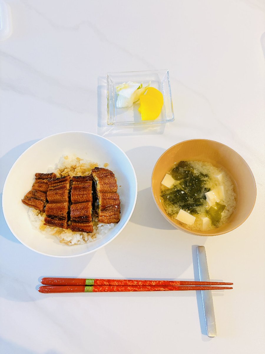 スーパーでお値打ちだった鰻。フライパンで少しのお酒で弱火で蒸して、追加でタレをかけたらふわふわ鰻丼の完成✨すごく美味しくて贅沢気分を味わえたランチでした🌸
#おうちごはん　#おうちランチ　#晩酌　#鰻　#夫婦2人暮らし