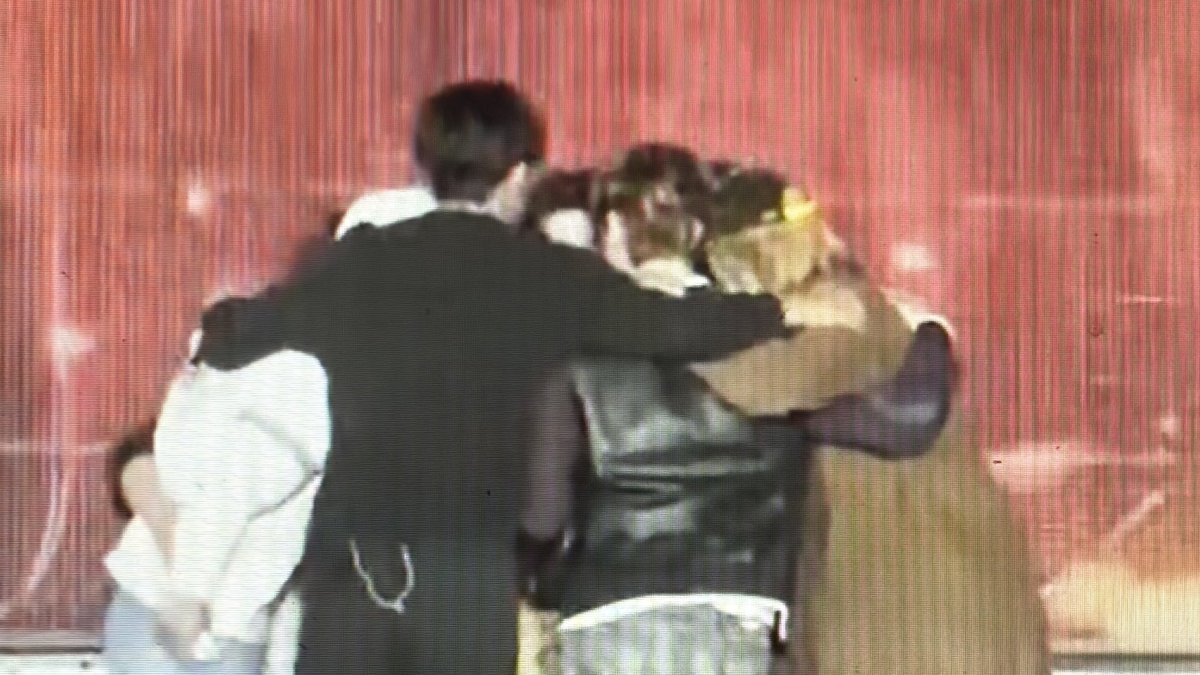 salutazes's tweet photo. you did well, my seventeen 🥺🥺🥺 https://t.co/0bbwIXugoT