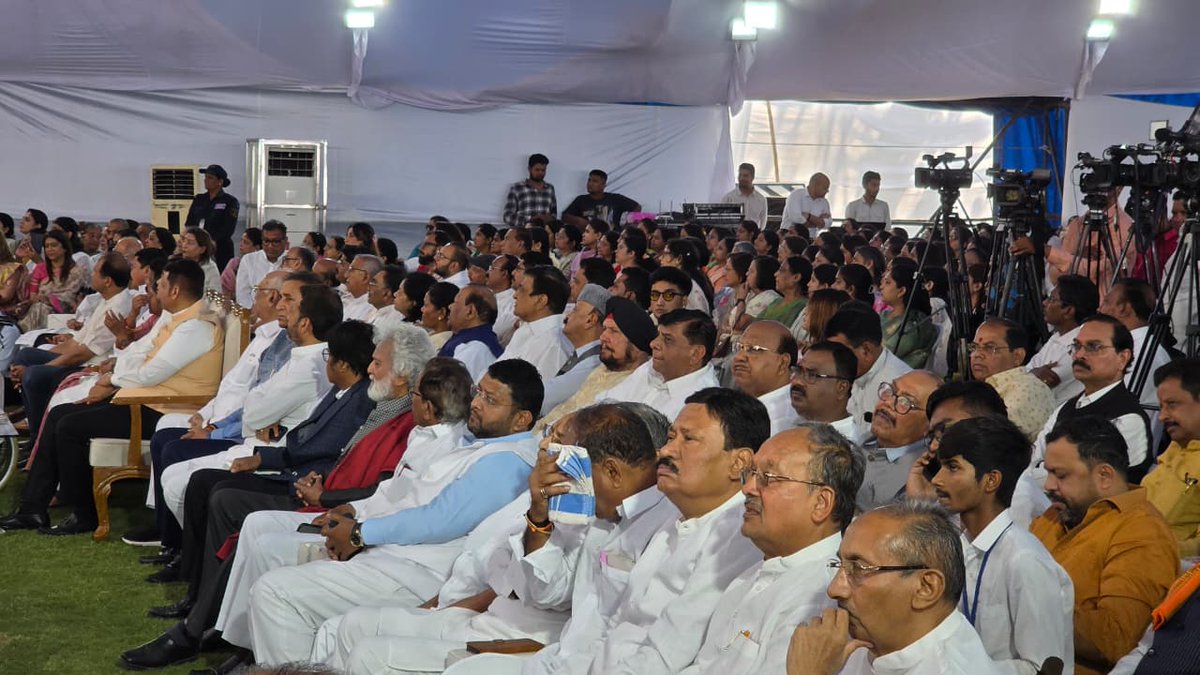 ppotepatil's tweet image. 📍नागपूर

स्व. दत्ताभाऊ मेघे यांना श्रद्धांजली वाहण्यासाठी आयोजित सर्वपक्षीय श्रद्धांजली सभेत उपस्थित राहून दत्ताभाऊंना अभिवादन केले व भावपूर्ण श्रद्धांजली अर्पण केली.