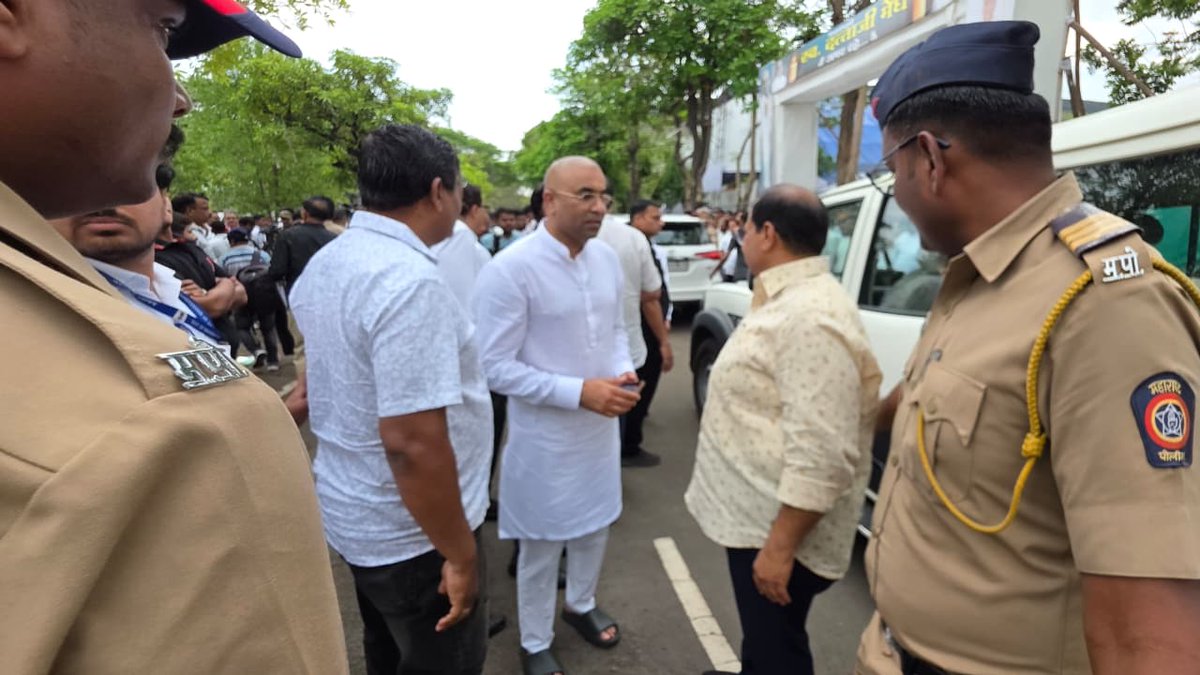 ppotepatil's tweet image. 📍नागपूर

स्व. दत्ताभाऊ मेघे यांना श्रद्धांजली वाहण्यासाठी आयोजित सर्वपक्षीय श्रद्धांजली सभेत उपस्थित राहून दत्ताभाऊंना अभिवादन केले व भावपूर्ण श्रद्धांजली अर्पण केली.