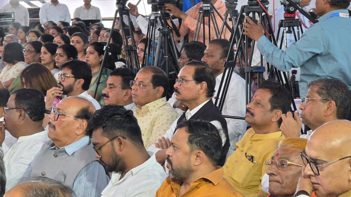 ppotepatil's tweet image. 📍नागपूर

स्व. दत्ताभाऊ मेघे यांना श्रद्धांजली वाहण्यासाठी आयोजित सर्वपक्षीय श्रद्धांजली सभेत उपस्थित राहून दत्ताभाऊंना अभिवादन केले व भावपूर्ण श्रद्धांजली अर्पण केली.