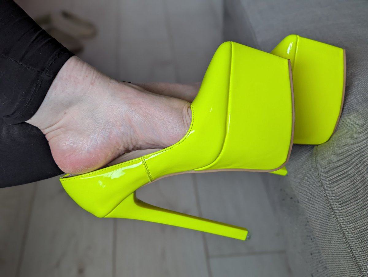 Foxyfeetnheels's tweet photo. New green heels for Easter! #bbw #bbwfeet #footfetish #shoefetish https://t.co/tDLpxGg5Ss
