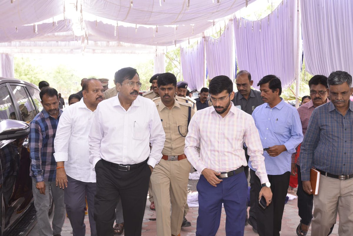 AnantapurPolice's tweet image. రాష్ట్ర గవర్నర్ పర్యటన నేపథ్యంలో నగరంలోని జేఎన్టీయూలో ఏర్పాట్లను పరిశీలించిన జిల్లా కలెక్టర్ ఓ.ఆనంద్, జిల్లా ఎస్పీ పి.జగదీష్, తదితరులు..
@AnantapurPolice
#GovernorVisit
#JNTUAnantapur
#Convocation2026
#DistrictAdministration
#IPS
#IAS
#OfficialInspection