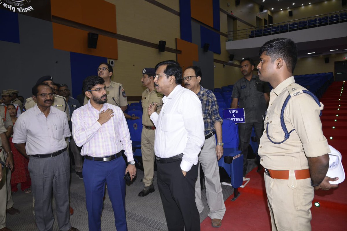 AnantapurPolice's tweet image. రాష్ట్ర గవర్నర్ పర్యటన నేపథ్యంలో నగరంలోని జేఎన్టీయూలో ఏర్పాట్లను పరిశీలించిన జిల్లా కలెక్టర్ ఓ.ఆనంద్, జిల్లా ఎస్పీ పి.జగదీష్, తదితరులు..
@AnantapurPolice
#GovernorVisit
#JNTUAnantapur
#Convocation2026
#DistrictAdministration
#IPS
#IAS
#OfficialInspection