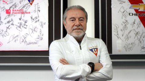 ldufanpage's tweet photo. Lo único bueno que rescato de estos dos es haber traído a Álex Arce, figura de la 13 (después lo regalaron). Por lo demás, son un par de necios, con puros fichajes con sobreprecio y a quienes les han vendido gato por liebre. https://t.co/dThvuw2O1N