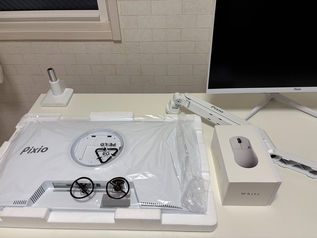 mia_room1's tweet image. モニターアームもう一つ購入しておけばよかった…₍՞ .  ̫ . ՞₎……
#pixio #storia #開封式