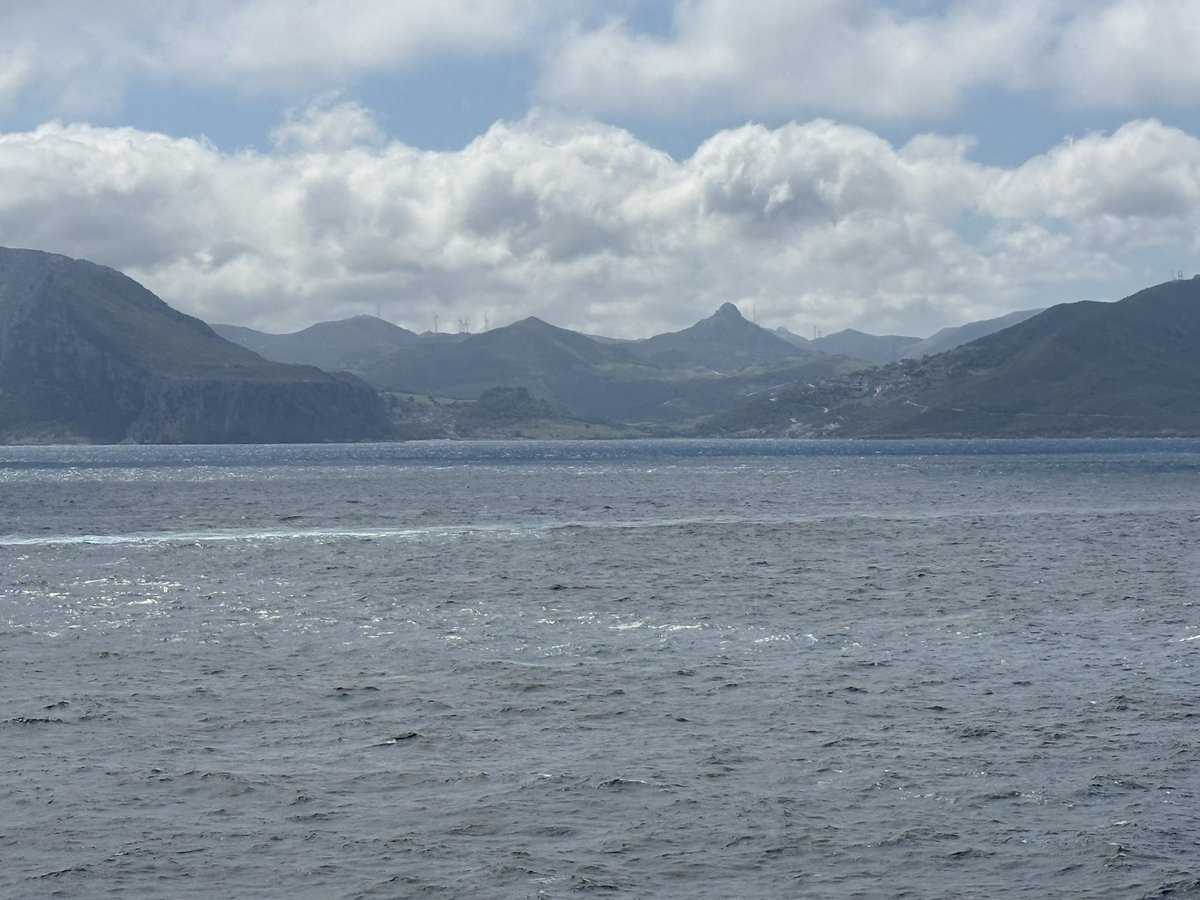 Acabo de cruzar el estrecho, cómodamente, en un ferry. Me mirado hacia Ceuta, tb a Tánger, y me he reafirmado “la desesperación en la que hay que vivir para lanzarse a cruzar este mar/océano en una barcucha”. Olvidarlo nos deshumaniza.