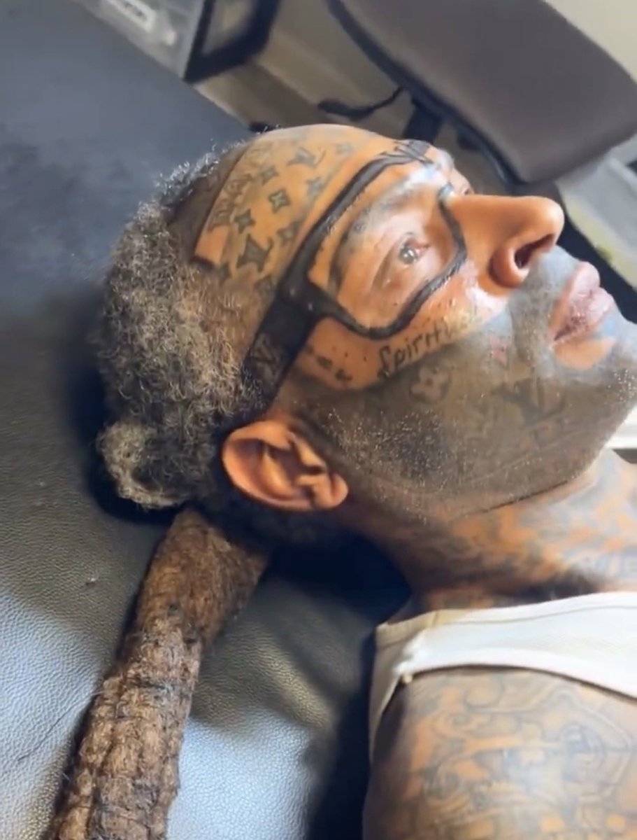 GmNowSayItBack's tweet photo. @NoContextHumans wtf is bro using for a pillow? https://t.co/tmdtbmu8Ub