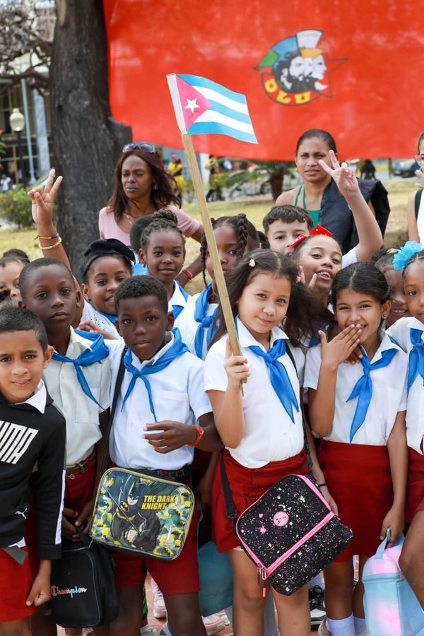 Feliz  aniversario  a la
<a href="/OPJMCuba/">OPJM Cuba</a> y <a href="/UJCdeCuba/">UJC de Cuba</a>, siempre a la vanguardia en la formación de nuestros niños, niñas, adolescentes y jóvenes, abanderados de las más nobles tareas en una sociedad que construimos juntos. ustedes son el presente y futuro de la nación. #SantiagoDeCuba