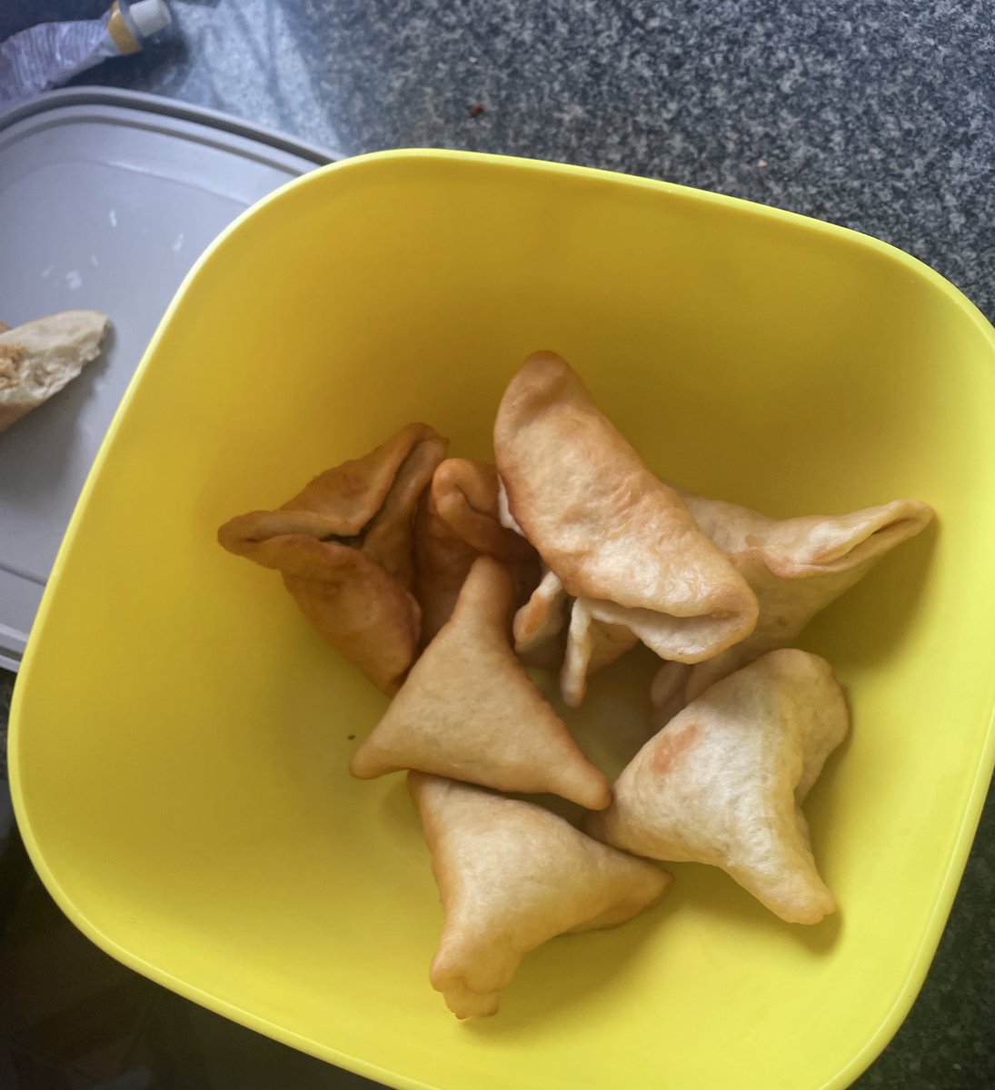 ybtouch's tweet image. morar em cidade pequena é tipo minha vó emprestar farinha de trigo pra vizinha e ela no dia seguinte bater aqui com um pote de esfirra agradecendo pela farinha