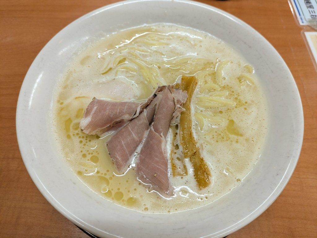 uchaka_82's tweet photo. 夕飯は娘のリクエストで家族で三槍さん🍜
実は初めての鶏白湯塩！いつも醤油だったから塩だとやっぱり鶏の旨味がガツン！ときて美味しい✨️血圧高いのにスープ完飲してしまった😅
娘も爆食いで足りない！って(笑)
ごちそうさまでした🙏
来週からの限定まぜそばも楽しみ…❤️‍🔥 https://t.co/87Ncbr3syM
