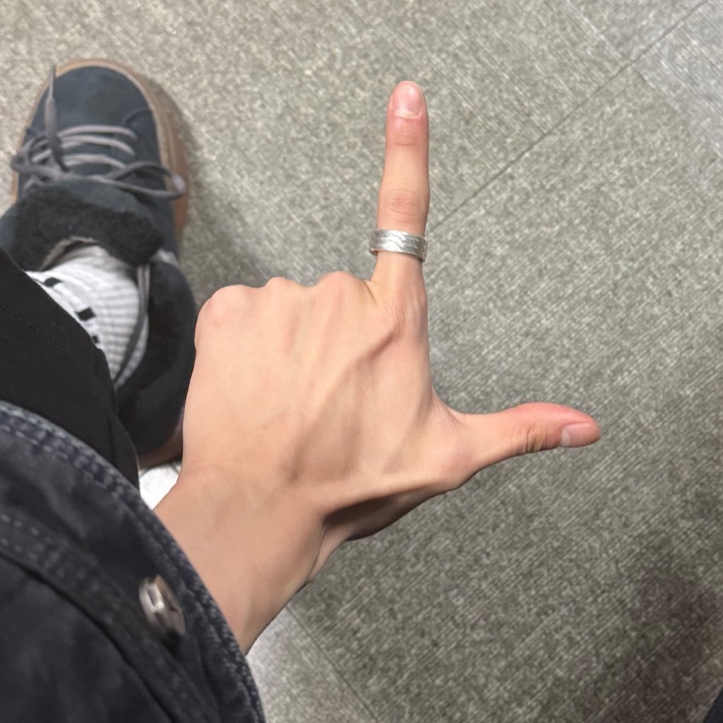 atarashiikgw's tweet photo. 손가락 엄청 길고 이쁨.. 엄지도 굵고 이쁨 https://t.co/zziShlszLV