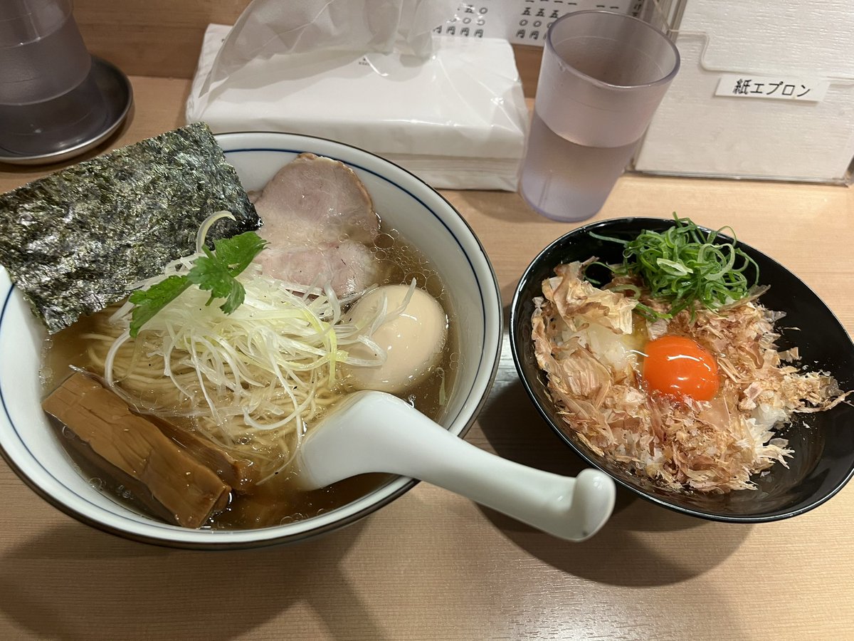 dddds1mr_q's tweet photo. くろ渦 @新宿 
特製のどぐろそば マキシマムTKG

まぜそば品切れのためこちら
あっさりしたベースにのどぐろの旨味
特筆するとすればメンマの歯応え
魚系のあっさりラーメンとしては完成されている
TKGはひとすすりでかきこめ

#ラーメン #のどぐろ #くろ渦 #真司 https://t.co/graJ7wVJ0N
