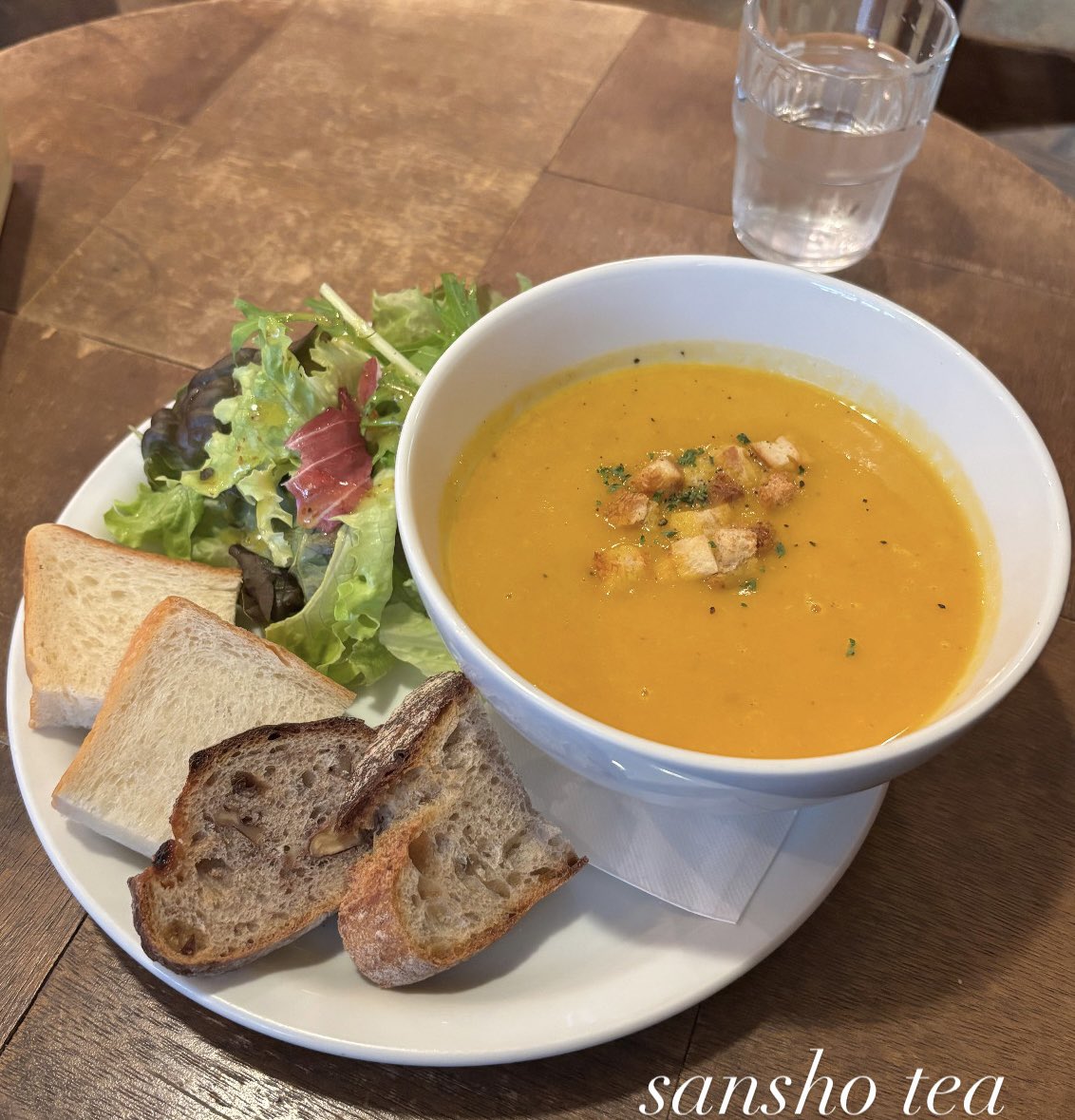 sanshotea's tweet image. Dear Aunt Lucy

久しぶりのAnnéeさんでランチ🥖
パンがいっぱい食べたくてスープランチにした☺️
大きなボウルに熱々のキャロットスープにパンもお代わり🤭💦

#Année