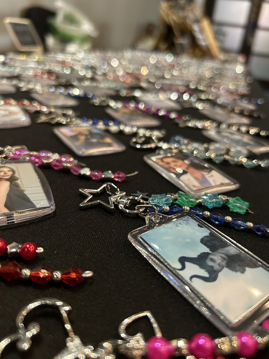 jareauprentits's tweet photo. hi!! i’ve gained some new moots so i just want to share that i own @accessorieschlo and i make lots of different types of jewellery, some fandom based too! 🩶

my website is https://t.co/50BSyPwTpM

i live in the uk but i do ship to other countries ✈️ https://t.co/221fSPXr9h