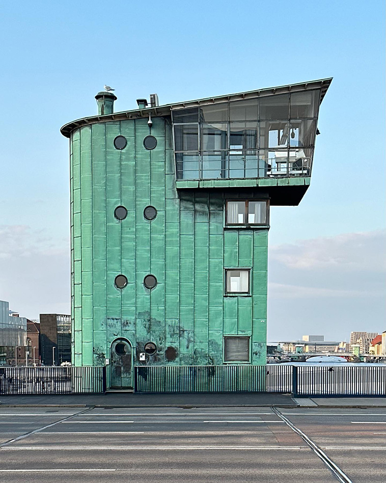 Langebro Bridge Tower, architect Kaj Gottlob, Copenhagen, 1954.

📸 Adam Štěch, 2025 @ okolo_architecture