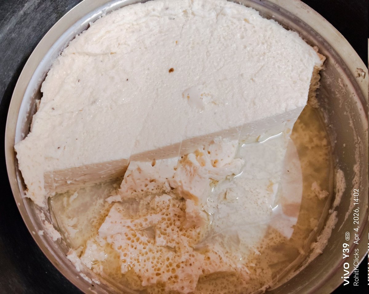 ROHITKUMBHOJKAR's tweet image. I just could not resist eating it and clicked later.
म्हैस व्यायलानंतर पहिल्या दुधाचा #खरवस.
अजुनी तरी आमच्याकडे गवळी खरवसाच दूध विकत नाहीत.
हा पदार्थ मला विकत घेऊन खायला आवडत नाही.

#Homemade 
#FoodieRohit
