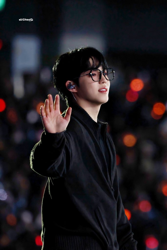 UUCheol_0808's tweet photo. 260404 NEW ENCORE

#에스쿱스 #SCOUPS #승철 #최승철 #세븐틴 #SEVENTEEN
@pledis_17 https://t.co/223EEolsob