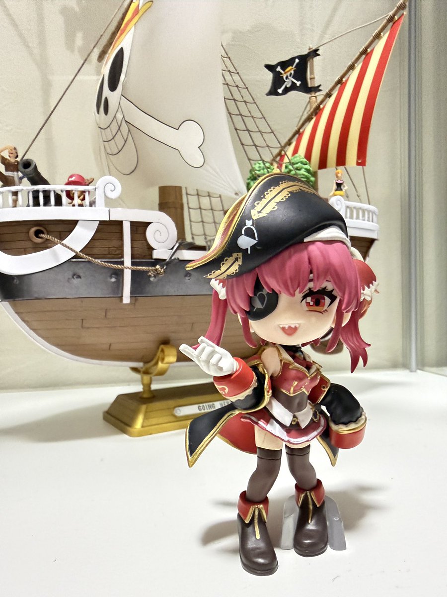 ponsakura396's tweet photo. 近所の本屋にPalVerseホロライブvol.1が残り一個だけあったので、買ってみたら、まさかの船長でした！
展示スペース作るまで、とりあえず、うちにある海賊船の前に置いておこう😂 https://t.co/d5m0SSnRgv