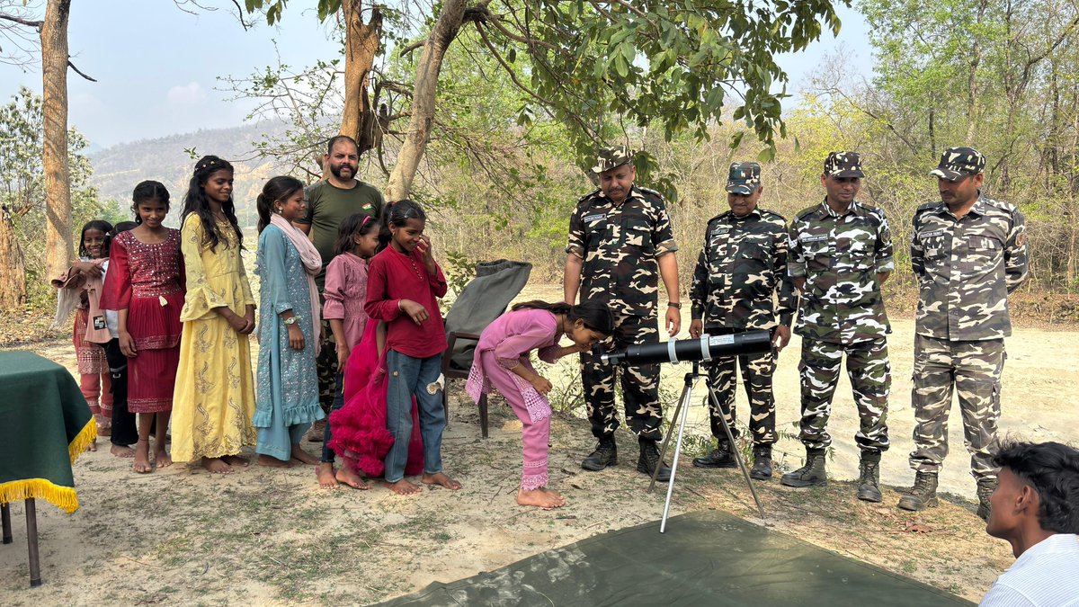 9BnSSB_INDIA's tweet photo. स्थानीय बच्चों को टेलीस्कोप प्रशिक्षण के दौरान विज्ञान के प्रति जिज्ञासा एवं जागरूकता को प्रोत्साहित किया गया।
#SSB_INDIA
#SSBSHQGKP #SSBFTRLUCKNOW #ScienceAwareness
#Astronomy
#YoungMinds
#Learning
#Education
#Inspiration
#FutureIndia https://t.co/qQdlp52u0O