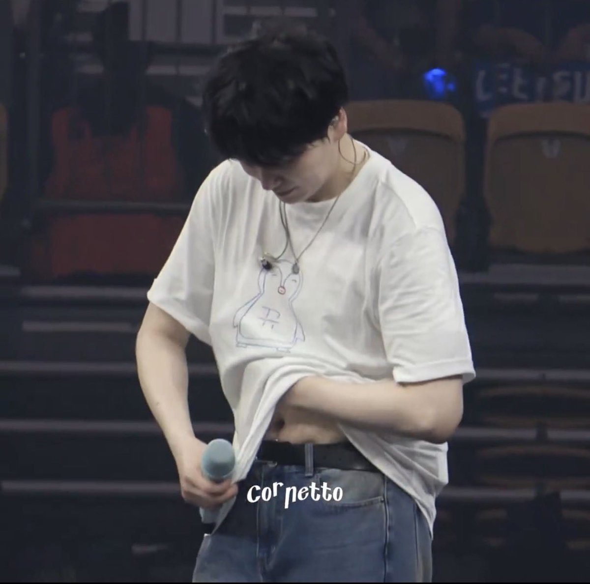 Kyuhyun belly button 👀🤭