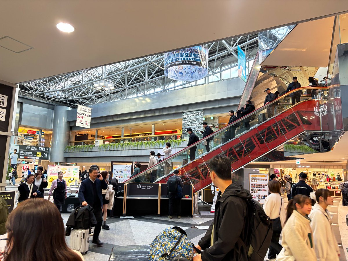 tog_____i's tweet photo. 先週の初北海道✈️
エスカレーターこんなとこであれやってたんだ〜ってなったし、ニッカの看板は工事してて逆にレア😭
ムックリ手に入れたから毎日無心で鳴らしてる。
ごはんおいしすぎヒンナヒンナ！ https://t.co/4DHIecXa77