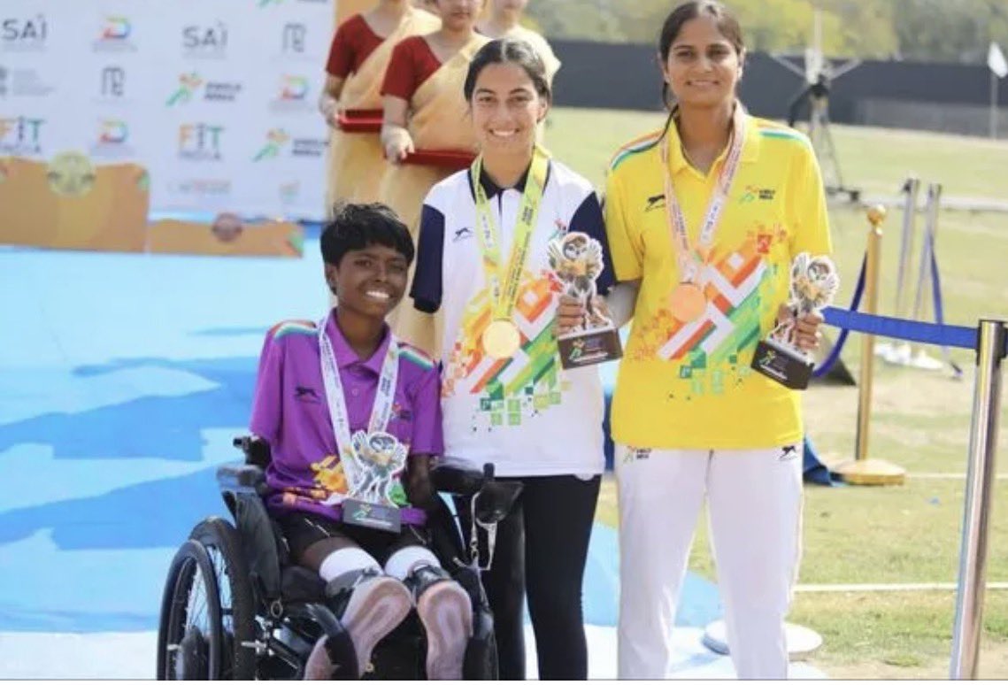 ଇଟାଭାଟିରେ କାମ କରୁଥିବା ଜଣେ ଛୋଟ ଶିଶୁ ବିଦ୍ଯୁତ ଆଘାତ ଲାଗିକି ଗୋଡ଼ହାତ ୪ଟି ଚାଲିଗଲା।
ଦାଦନ ବାପ ମାଆଙ୍କୁ ପରିବାର ପଡ଼ୋଶୀ କହିଥିଲେ ଛୁଆଟିକୁ ମାରିଦିଅ।
ହେଲେ ବାପ ମାଆ ଅନାଥାଶ୍ରମକୁ ଦେଇଦେଲେ।
ଝିଅଟିର ପ୍ରତିଭା ଦେଖି <a href="/VedwanKuldeep/">Kuldeep Vedwan</a> ତୀର ଚାଳନା ଶିକ୍ଷା ଦେଲେ ସେ ଆଜି ଭାରତର ଗୌରବ।
#BangkokParaArchery2026
#PayalNag 🥇