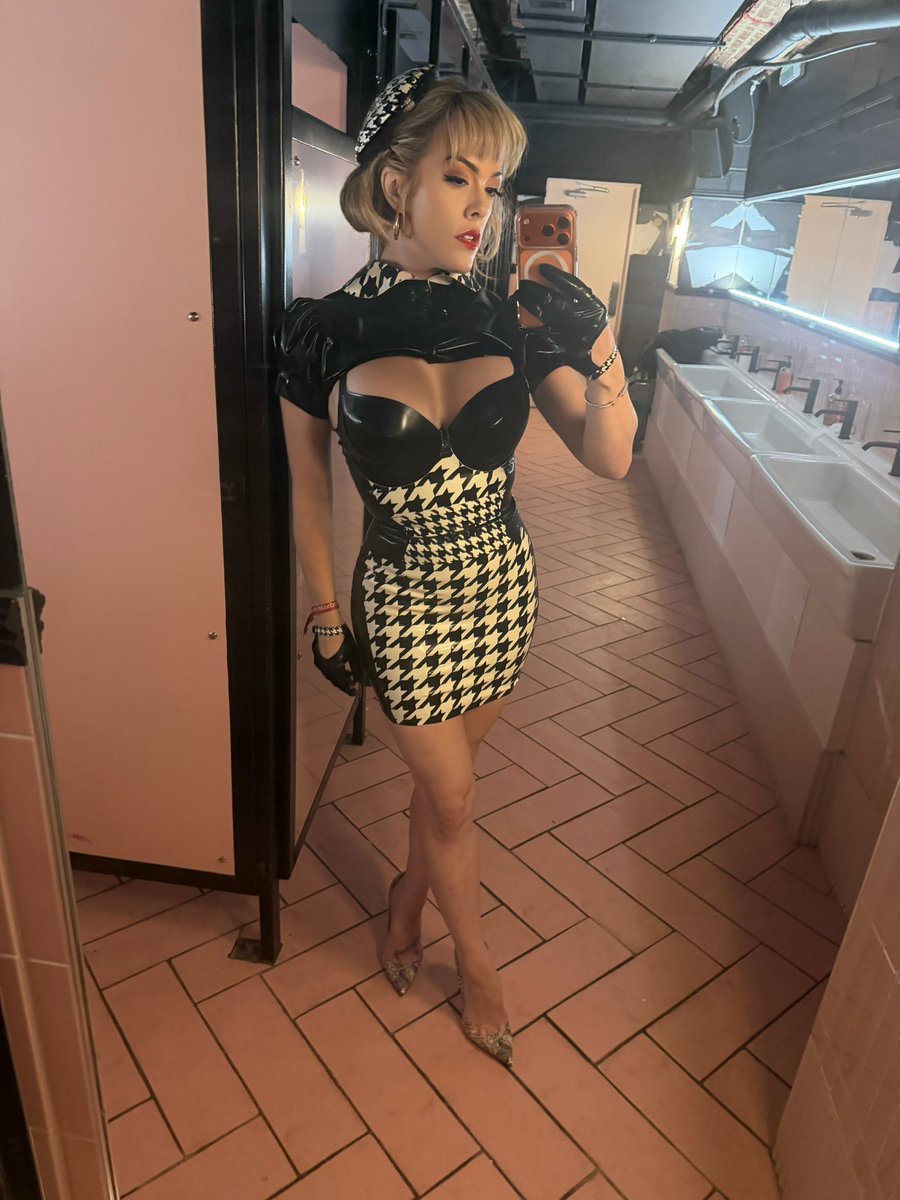 Miss Tess tweet media