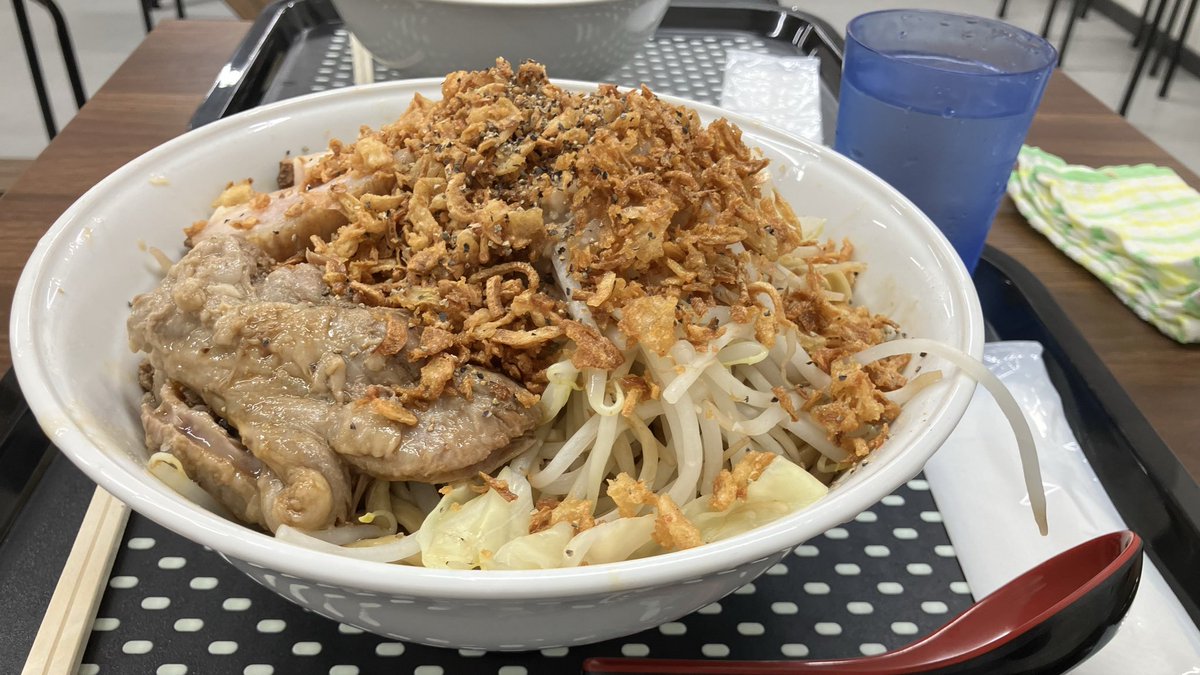 いつのまにか夢を語れができていた。
夢を語れ福知山店
汁なし400 ニンニクナシアブラマシフライドオニオンソーキトッピング

ソーキがプリプリで最高の一杯でした