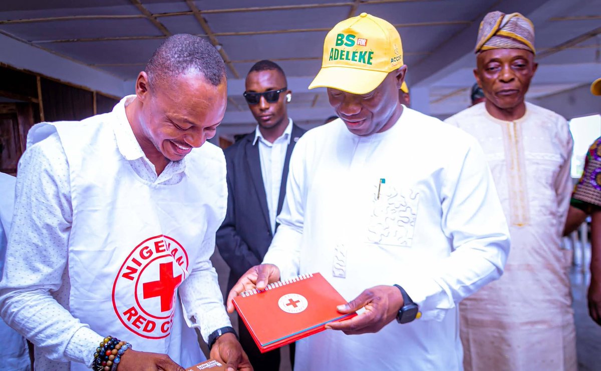 redcross_osun's tweet photo. Following the damage caused by the recent heavy rainfall to @redcross_osun Office, a member of the House of Rep. representing Ede South, Ede North, Egbedore Federal and Ejigbo Constituency, Hon. Bamidele Salam paid a visit to the affected office.
https://t.co/ZjtD008euG https://t.co/uPBEubx9EJ