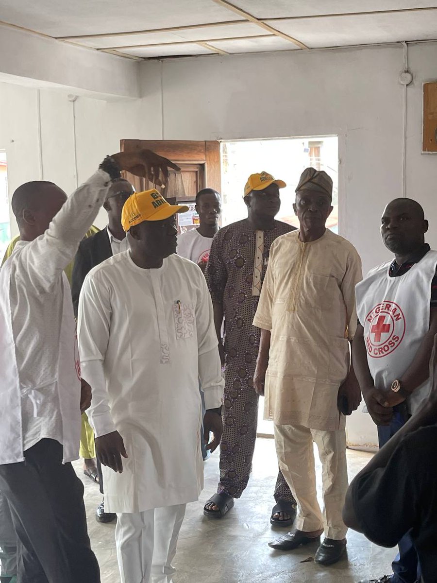 redcross_osun's tweet photo. Following the damage caused by the recent heavy rainfall to @redcross_osun Office, a member of the House of Rep. representing Ede South, Ede North, Egbedore Federal and Ejigbo Constituency, Hon. Bamidele Salam paid a visit to the affected office.
https://t.co/ZjtD008euG https://t.co/uPBEubx9EJ
