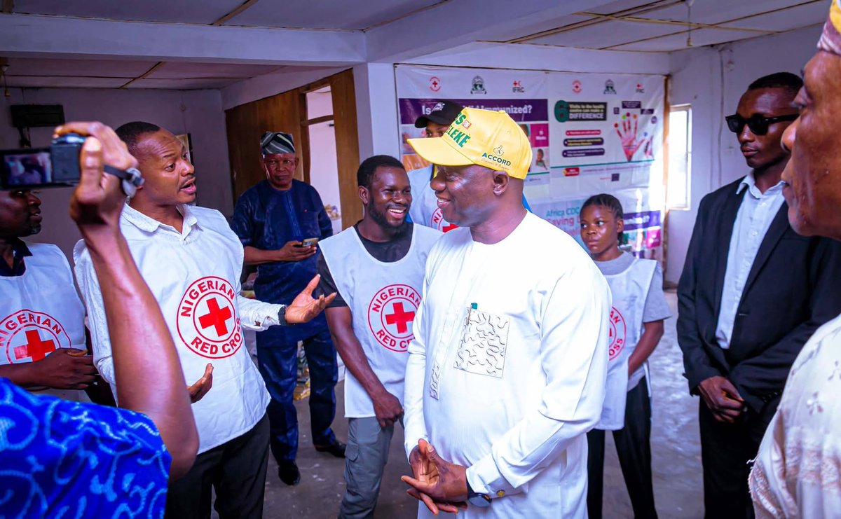 redcross_osun's tweet photo. Following the damage caused by the recent heavy rainfall to @redcross_osun Office, a member of the House of Rep. representing Ede South, Ede North, Egbedore Federal and Ejigbo Constituency, Hon. Bamidele Salam paid a visit to the affected office.
https://t.co/ZjtD008euG https://t.co/uPBEubx9EJ