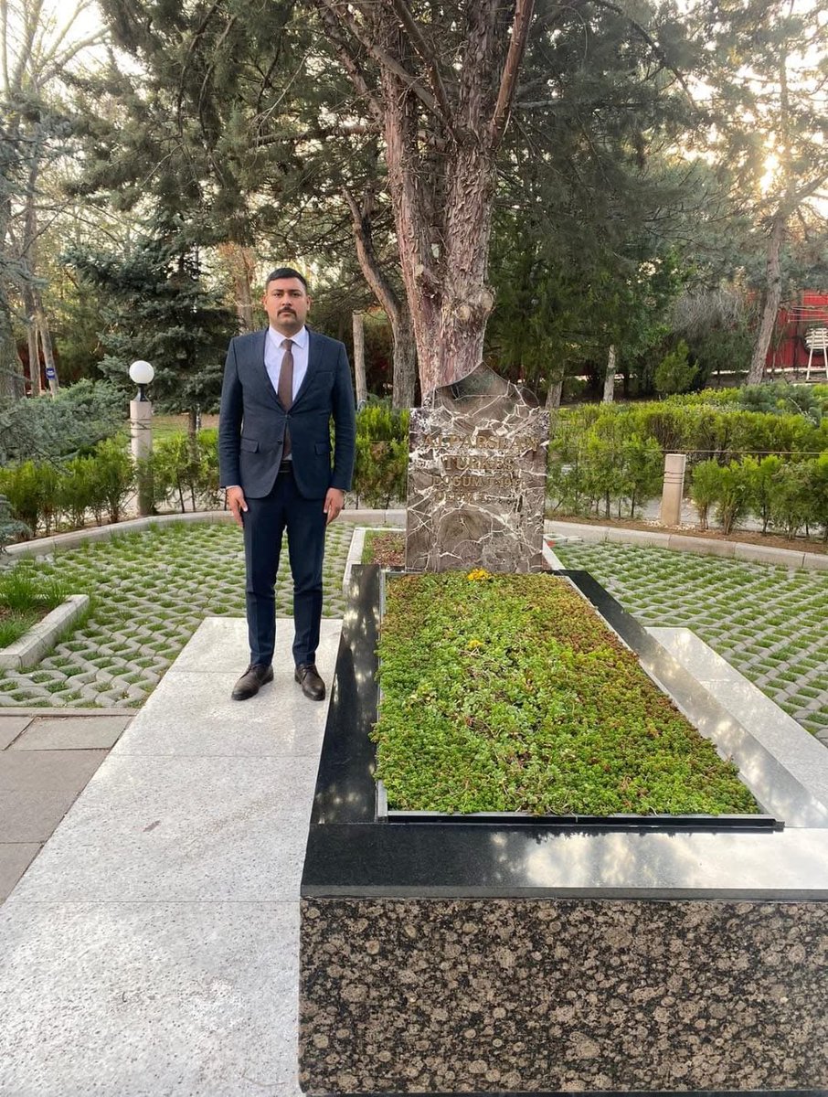 Merhum Başbuğumuz #AlparslanTürkeş Bey’i vefatının 29. seneidevriyesinde  rahmet, minnet ve dualarla anıyoruz.

Türk milletine adanmış bir hayatın abideleşen şahsiyeti Başbuğumuz Alparslan Türkeş’in ismi; inanç, dik duruş ve cesaret ile bütünleşmiştir. Onun ismi bu hasletlerle