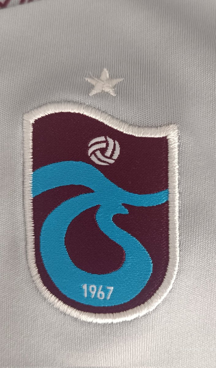 Tanıyanlar bilir. Çok büyük kar, boran, tipi vesaire olmadıktan sonra yaz-kış, yağmur-soğuk demeden her cumartesi Zigana'ya çıkarım. Ama bugün şehir kalabalık, dönüşte bir aksilik olur da maça yetişemem diye çıkmadım. Bu maça ne kadar önem verdiğimin göstergesi 😊🟥🟦