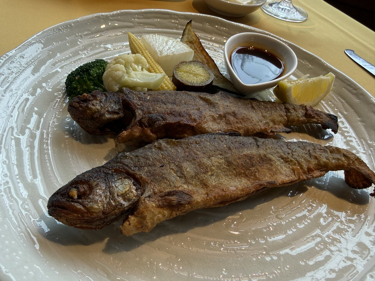 万平ホテルで伝統料理ニジマスのムニエルを人生で初めて食べる。こんな美味しい食べ物があるんですね😋長生きしててよかったな😁