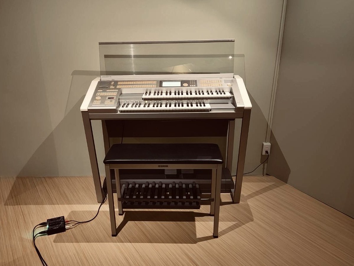 lullra2025's tweet image. これ！このたたずまいよ…

コロナおうち時間で中古を入手して1年くらい触って遊んでたけど、昔みたいに全然弾けないし、モチベ下がっていつの間にか弾かなくなってた

楽器に申し訳ない気持ちがあったんだけど、いい居場所がみつかってうれしい〜
また、ゆっくり練習していこっと（み）

#STAGEA