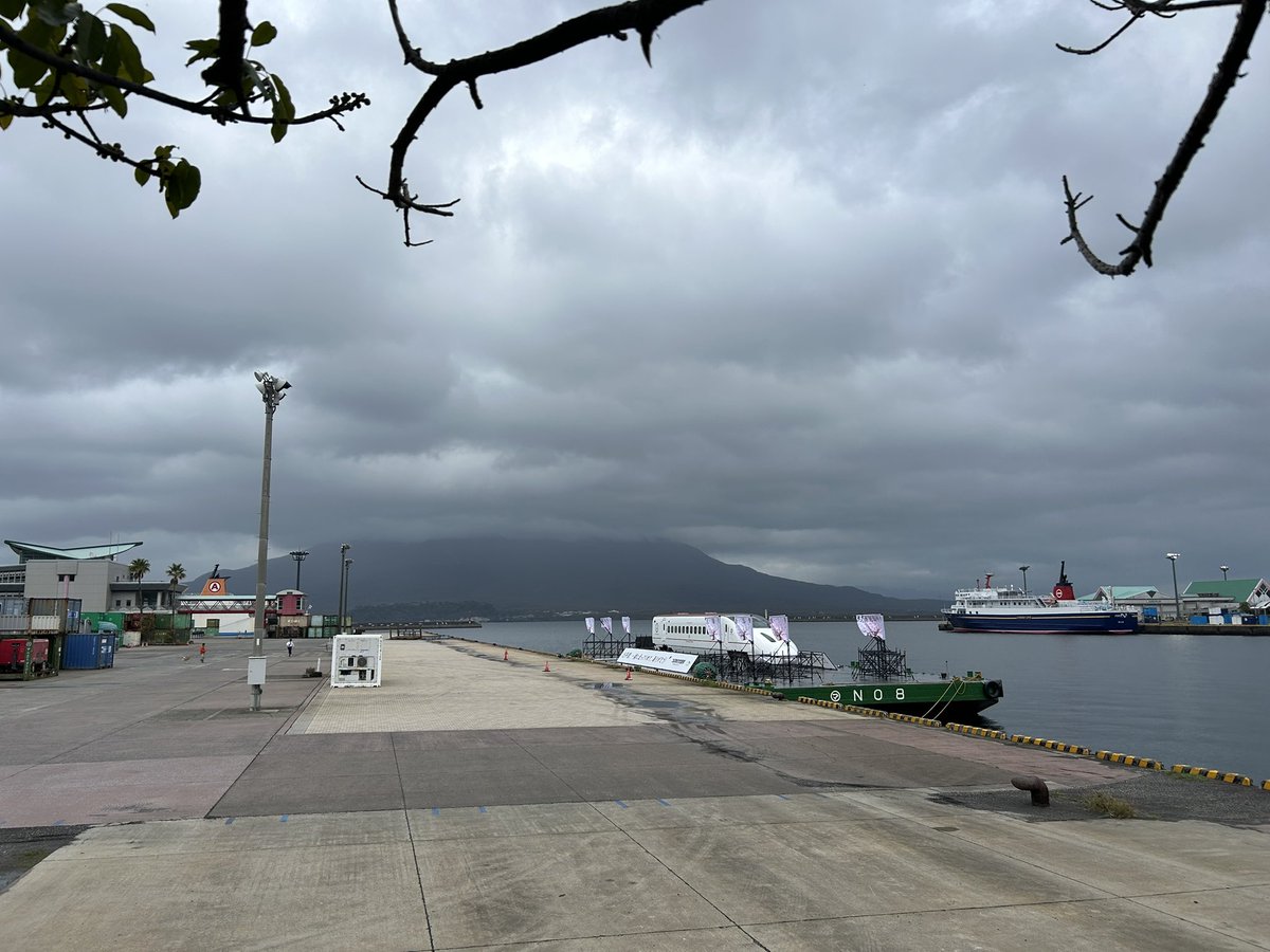 takke321's tweet photo. 別アングルから。
どんより雨雲で桜島はあまり見えず😅
明日朝には長島海峡を抜け長崎は平戸へ向け、出港とのこと。
久々に九州新幹線乗りたいですなぁ🚄 https://t.co/LyxQXjgcwD