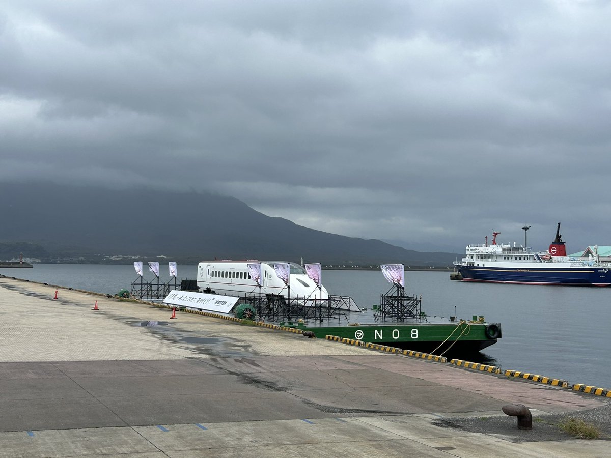 takke321's tweet photo. 別アングルから。
どんより雨雲で桜島はあまり見えず😅
明日朝には長島海峡を抜け長崎は平戸へ向け、出港とのこと。
久々に九州新幹線乗りたいですなぁ🚄 https://t.co/LyxQXjgcwD