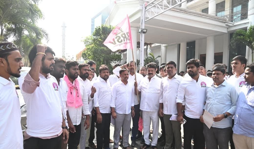 YadavTalasani's tweet photo. Unveiled the poster for the “Porubata” program to be conducted along the Musi river banks under the leadership of the BRS Student Wing at Telangana Bhavan, and flagged off the program thereafter. 🚩
#BRS #StudentWing #Porubata #MusiRiver #TelanganaBhavan #Hyderabad #Development https://t.co/q9lvVaCAdX