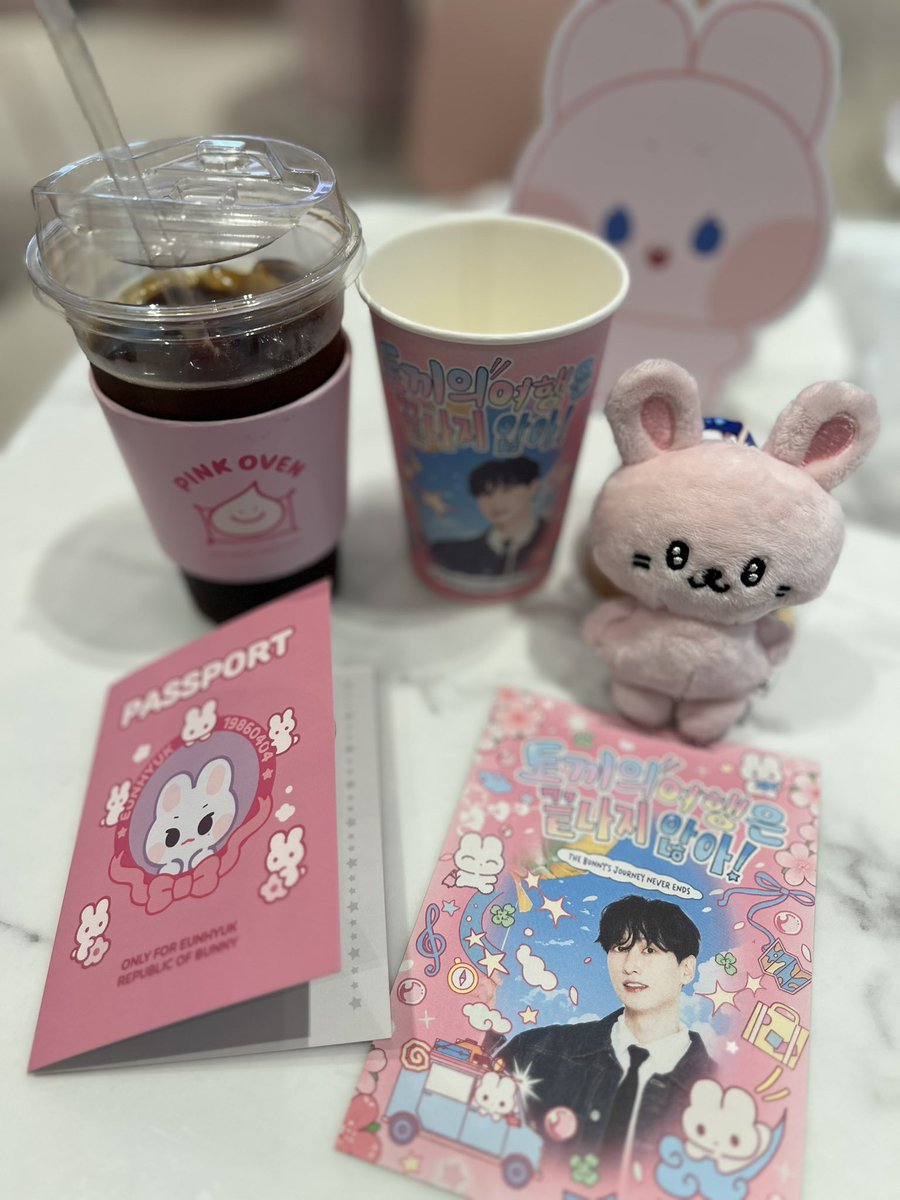 aesim6's tweet photo. 예쁘게 꾸며진 혁재 생카페☕️🎂
센스 짱🩷🐰
혁재야 생일 축하해🎂💙

#혁재의_여행은_끝나지_않아
#SUPERJUNIOR #은혁 #eunhyuk https://t.co/BrkjW1tQBg
