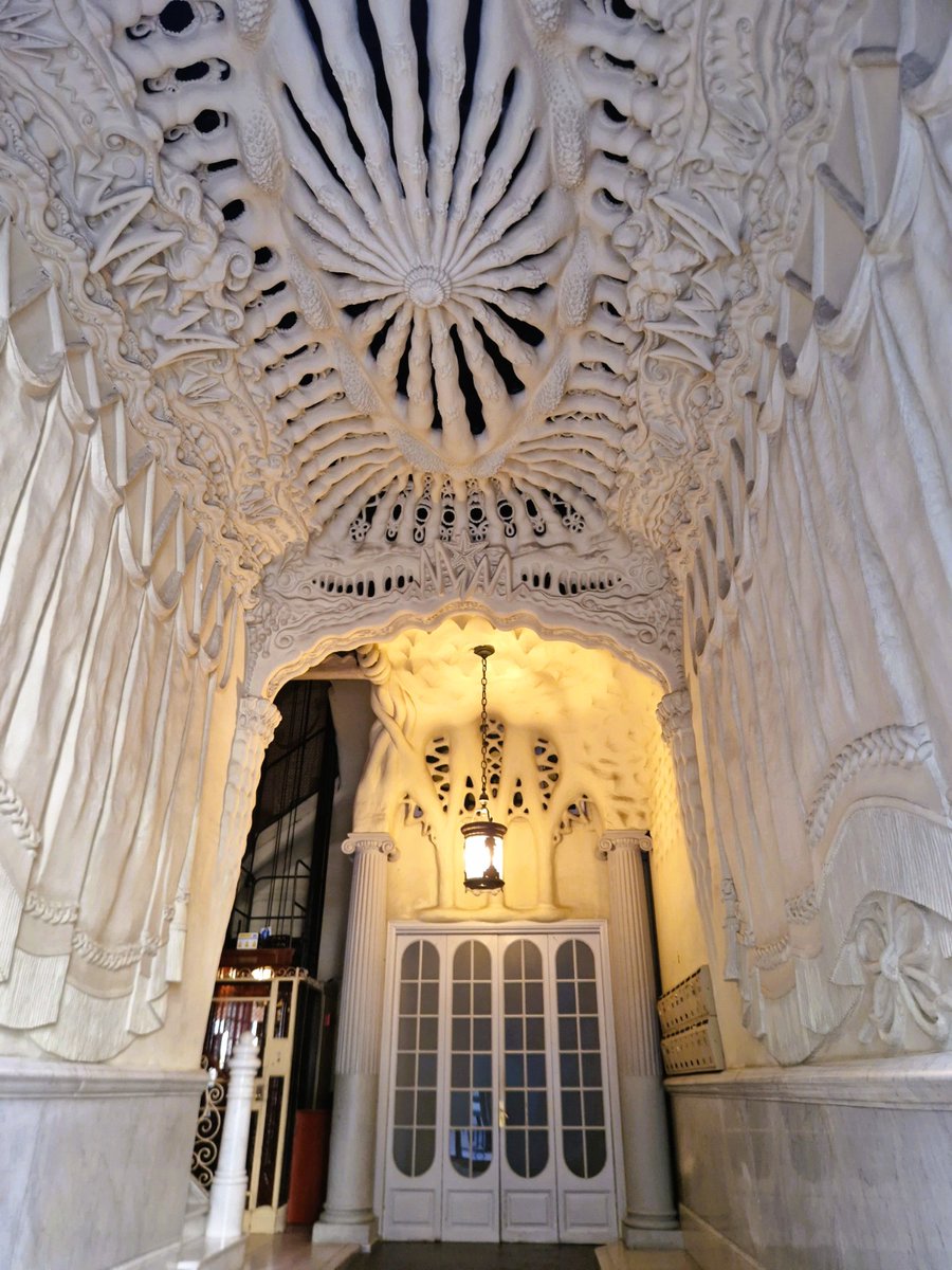 CasaSayrach's tweet photo. Durant la construcció contrau matrimoni amb Montserrat Fatjó dels Xiprers profundament enamorat i com homenatge decora el vestíbul com una al·legoria a l'amor i ésser humà on plasma el teatre de la vida. 
Tal com expressa William Shakespeare la vida és com una gran peça 
(2/3) https://t.co/pZ3bQPx0Kg