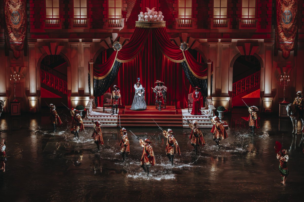 AmelandOff's tweet photo. Le @PuyduFou ouvre aujourd'hui ses portes pour la saison 2026. Au programme :

✅ Une nouvelle bande originale pour le #spectacle "Mousquetaire de Richelieu", composée par Nathan Stornetta, qui renforce l'intensité dramatique du spectacle jusqu'au grand final.

✅ 100 chambres supplémentaires au temps de Louis XIV, à l'#hôtel Le Grand Siècle.

✅ Un nouveau #restaurant gastronomique L'Auberge, confié à un Chef trois étoiles (Alexandre Couillon), qui propose une "belle cuisine paysanne".

✅ #Noël s'invite au #PuyduFou, avec un grand spectacle nocturne présenté dans le Stadium Gallo-Romain, plus de 1000 sapins illuminés dans les allées du #parc et tous les autres spectacles joués (sauf "Le Bal des Oiseaux Fantômes", car les oiseaux refont leurs plumes et ne volent pas pendant plusieurs semaines).