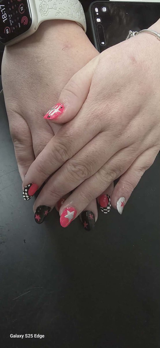 abi_turnerr97's tweet photo. My nail tech blew this out the park! @5SOS tomorrow!😆😍 https://t.co/u0y4qh0AZ1
