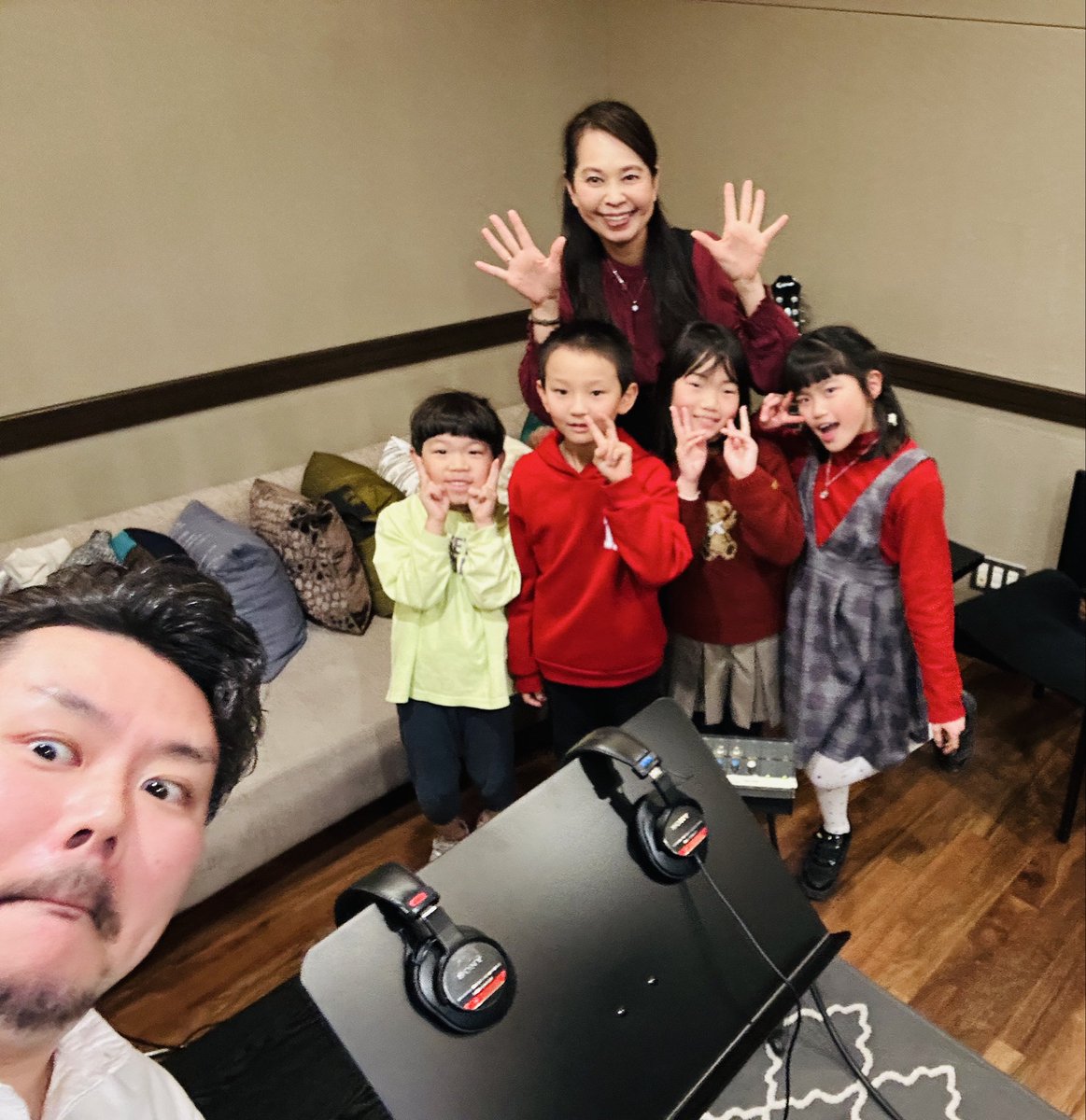 Washioyuuki's tweet photo. NiziU Live with U 2026 “NEW EvoNUtion”
LINE音源のコーラスに参加させていただきました！
このような機会をいただき本当に光栄です😭✨

コーラス:井上万葉.江崎七海.塚脇千賀子.養田陸矢.佐々木純.丸山田加賜

子供コーラス:すがも児童合唱団

コーラスマスター:鷲尾裕樹（歌人三昧サマディ代表） https://t.co/RKdoGHidAq