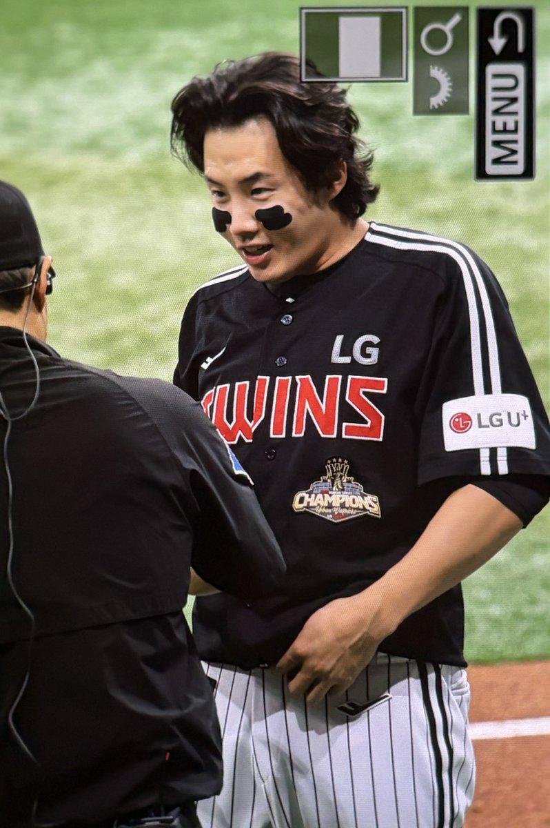 JUST__N01's tweet photo. 바지도 벗어드려요 ?
    ㄴ 심판님 : 황급히 막기

#LGTWINS #엘지트윈스 #임찬규 https://t.co/RbYQWZjnN0