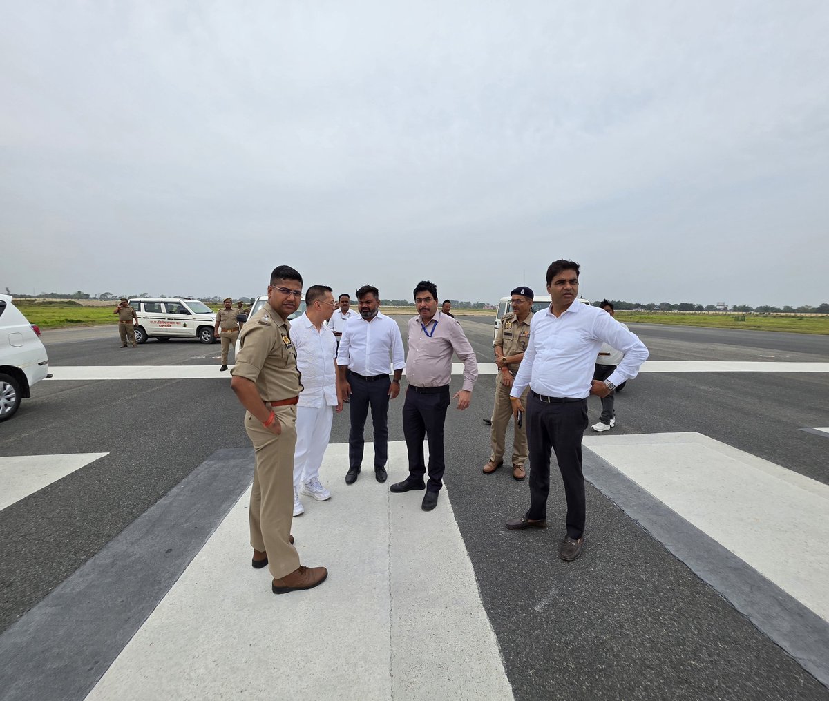 SGinIndia's tweet image. Thank you to @dm_kushinagar and @AAI_Official for bringing me on a tour of #Kushinagar Airport. Impressive infrastructure and high potential 💪. - HC Wong @myogioffice @MoCA_GoI @DGCAIndia #AviationIndia #UP #UttarPradesh