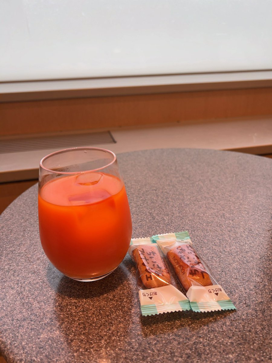_coh68's tweet photo. 平SFCに落ちて初めてのANA✈︎
充実野菜とフィナンシェあるやん！
条件付き運航だったけど、強風でHND引き返し。
お土産付きの遊覧飛行になった笑 https://t.co/zoiKPs92Py