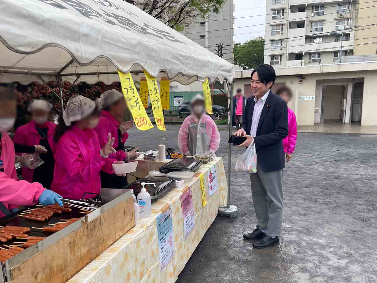 ochiaitakayuki's tweet photo. 【事務所より】本日はあいにくの雨模様となりましたが、葭根公園のさくらまつり、希望丘記念公園の花まつりへ。まだ見頃の公園の桜を観賞し、地元の皆さんと交流をさせていただきました。皆さんからいただいた声はしっかりと国政に届けてまいります。明日も地域のイベントをまわりますので、お見かけしたらお声がけいただければ幸いです。