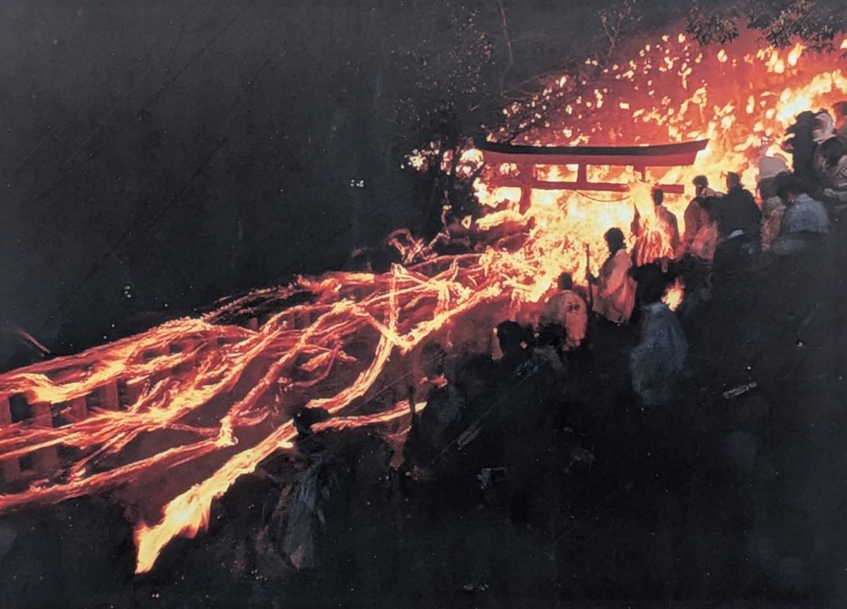 神倉神社の鳥居の前に立ち、呆然。これは石段じゃない。崖だ😰 この崖